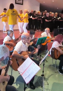 Un centenar d’assistents al concert de la Coral Llum de Veus, sardanes i el grup de guitarres de&nbsp;Pardinyes