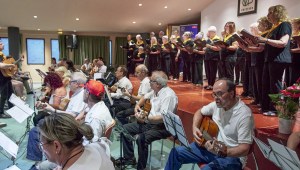 Concert del grup de guitarres i la coral “Llum de Veus a Pardinyes”&nbsp;(Lleida).