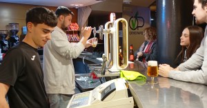 Dos joves de Pardinyes, nous concessionaris de la cafeteria&nbsp;d’Orvepard